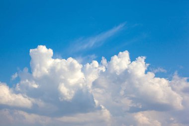 Büyük beyaz kümülüs bulut mavi gökyüzü karşı