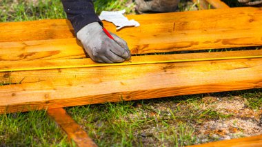 Builder mezro bir kalem ile ölçer ve bir kalemle işaretler