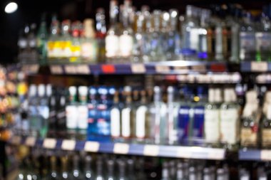 şişe şarap ve alkol bulanık görüntü deposundaki ürün yelpazesine