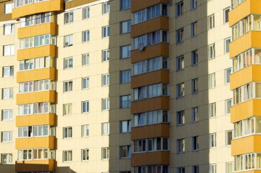 bir apartman binası içinde pencere eşiği ile duvar