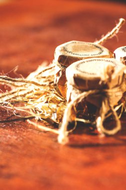 tonda küçük kavanoz bal ve fındık, retro ile