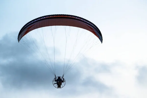 Homem Está Voando Parapente Sobre Mar Praia — Fotografia de Stock