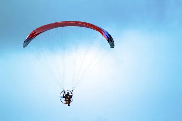 Homme Survole Mer Plage Parapente — Photo