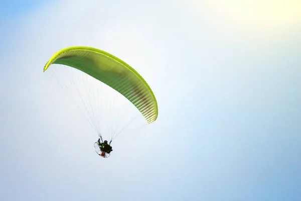 Homme Vole Sur Parapente Dessus Mer Plage Tonique — Photo