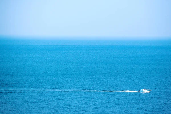 Маленькая Белая Яхта Плывет Посреди Синего Моря — стоковое фото