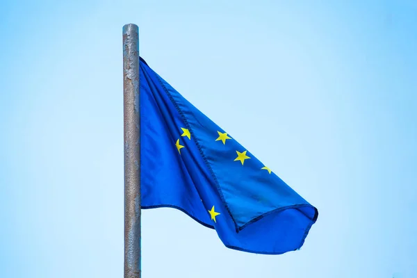 Gökyüzüne Karşı Bayrak Direği Üzerinde Avrupa Birliği Bayrağı — Stok fotoğraf