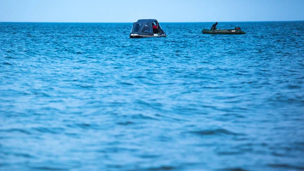 Водолазы Резиновых Лодках Голубом Море — стоковое фото