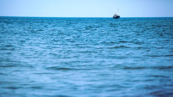 Маленькая Одинокая Рыболовная Лодка Сидящая Посреди Синего Моря — стоковое фото