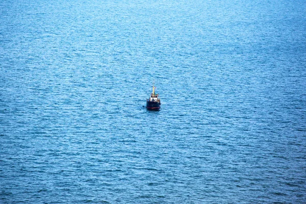 Маленькая Одинокая Рыболовная Лодка Посреди Синего Моря — стоковое фото