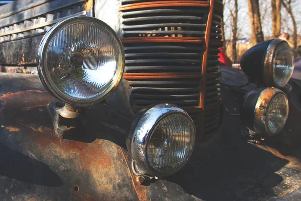 Enferrujado Frente Carro Retro Com Faróis Redondos Tonificado — Fotografia de Stock