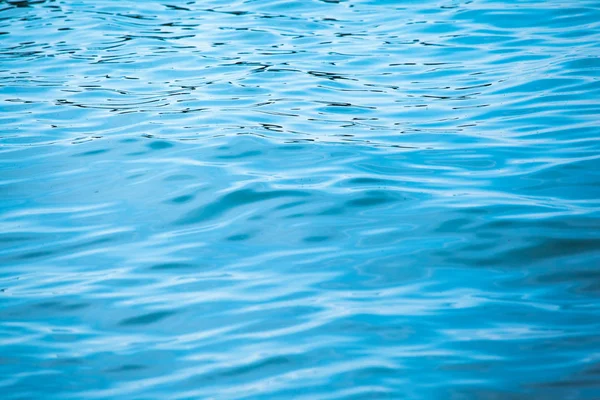 蓝色明亮的水面 背景纹理 — 图库照片