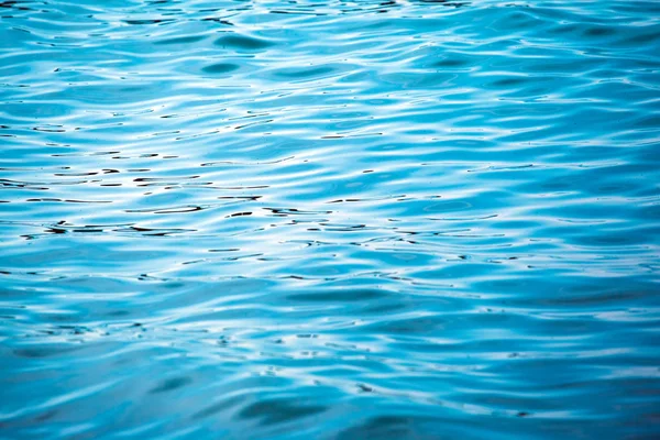 蓝色明亮的水面 背景纹理 — 图库照片