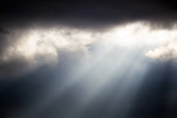Raggi Del Sole Fanno Strada Meravigliosamente Tra Nuvole — Foto Stock