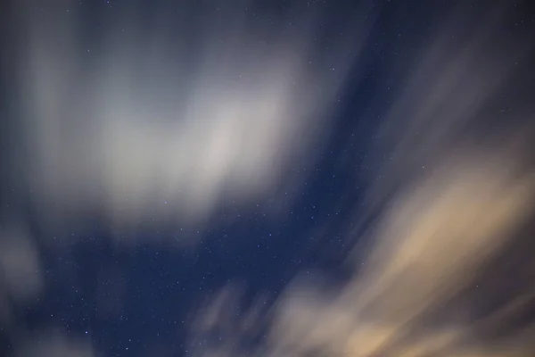 Estrellas Fondo Del Cielo Nocturno Con Nubes Sobre Una Larga — Foto de Stock