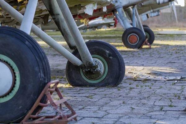 Fahrgestell Eines Alten Einmotorigen Flugzeugs — Stockfoto