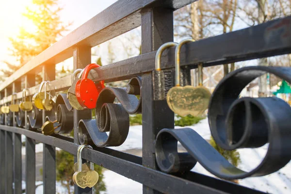 爱情情侣在桥上的锁 — 图库照片