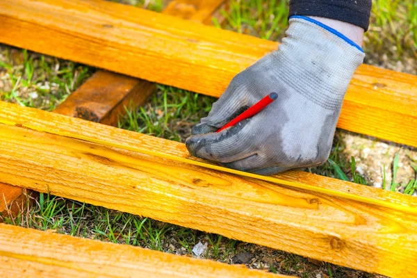Solak Oluşturucu mezro bir kalem ile ölçer ve bir kalemle işaretler