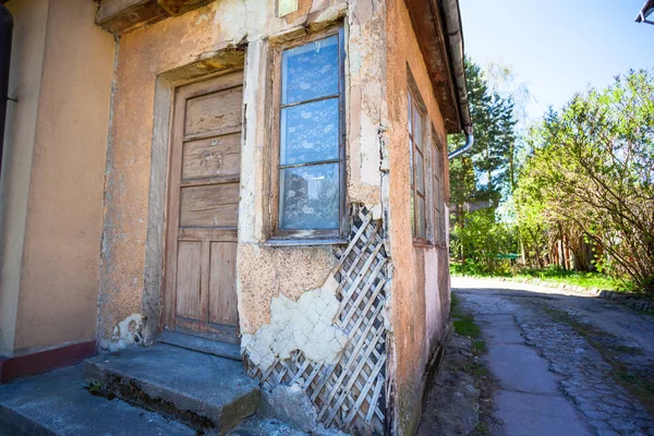 Старый Маленький Полуразрушенный Дом — стоковое фото