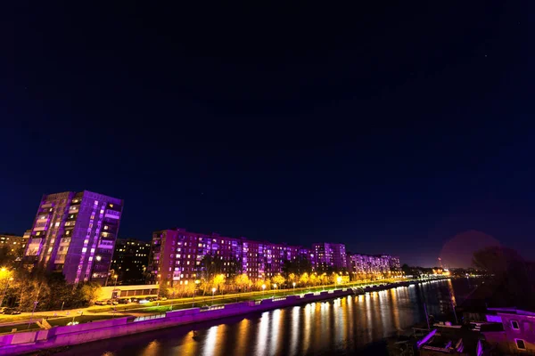Residentiële Huizen Buurt Van Een Rivier Met Een Violette Achtergrondverlichting — Stockfoto