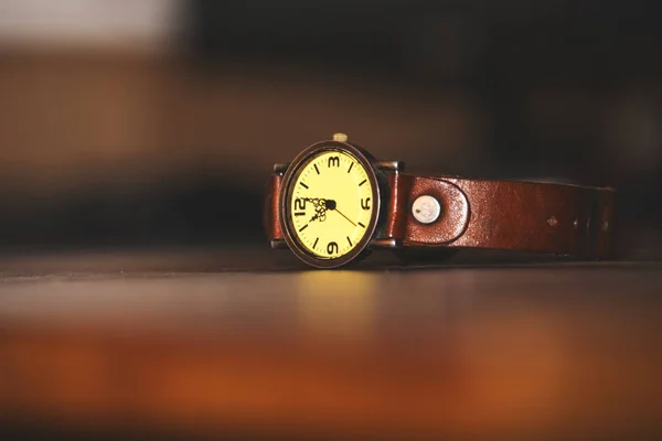 Kleine Armbanduhr Mit Lederarmband Auf Dem Tisch Retro Getönt — Stockfoto