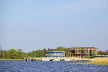 göl kıyısında inşa