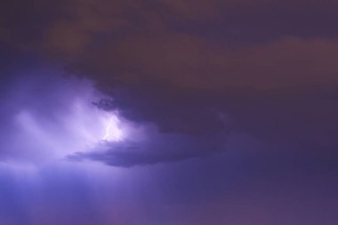 Gece fırtına yıldırım ile