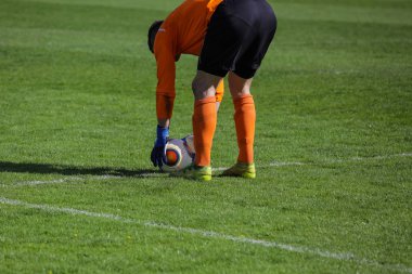futbol topu çimenlerin üzerine koyar.