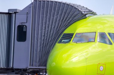 Uçağın yanında yatılı yolcular için yol açın