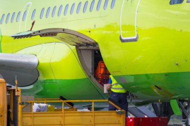 bir uçak Bagaj boşaltma