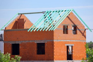 Yeni bir ev inşası çalışmalarına çatı kaplama