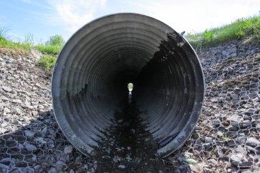 bir büyük kanalizasyon boru üzerine içinden görüntülemek