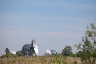 alanında büyük çanak antenler