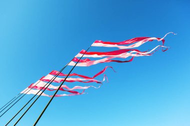 Festival şeritler ve downwind çırpınan bayrakları