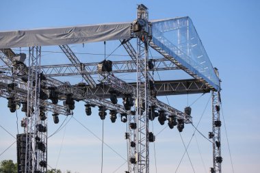 aydınlatma ve stroboscopes metal bir sokak sahnesinde