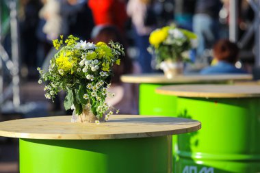 bir buket çiçek bir tablo üzerinde bir tencerede