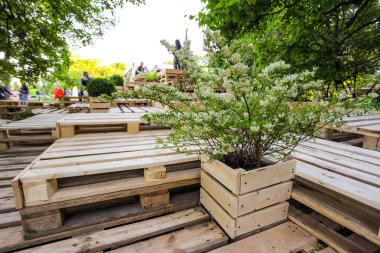 parkta çiçek dekorasyon