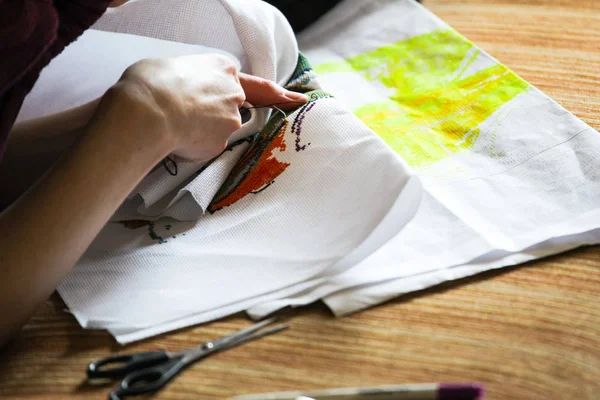 Девушка Вышивает Крестообразный Узор — стоковое фото