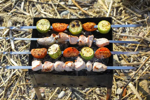 Cocinar Verduras Carne Sobre Carbón Vegetal —  Fotos de Stock