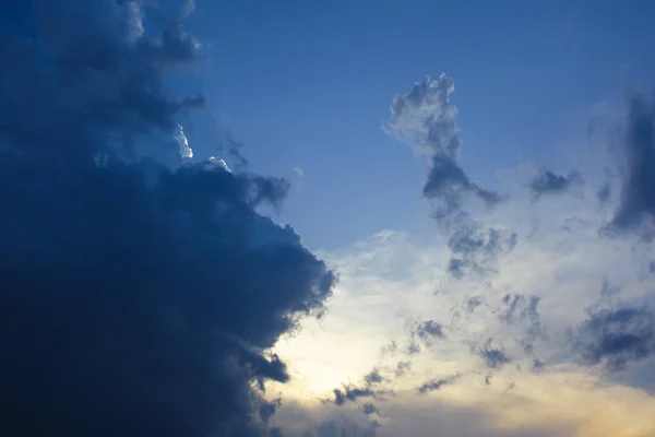 Grand Cumulus Blanc Nuage Contre Ciel Bleu — Photo