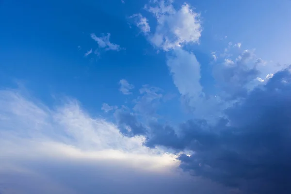 Grand Cumulus Blanc Nuage Contre Ciel Bleu — Photo