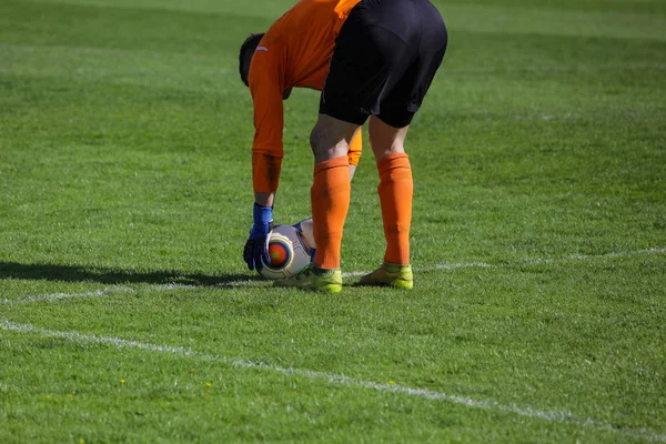 Calcio Mette Palla Sul Prato — Foto Stock