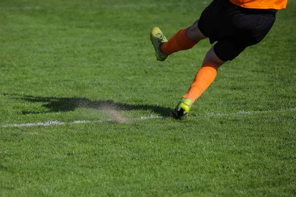 Jugador Fútbol Con Una Pelota — Foto de Stock