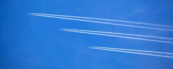 Riesige Passagierflugzeuge Fliegen Hintereinander Den Himmel — Stockfoto