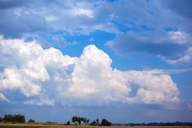 mavi gökyüzü karşı büyük yemyeşil cumulus bulutları