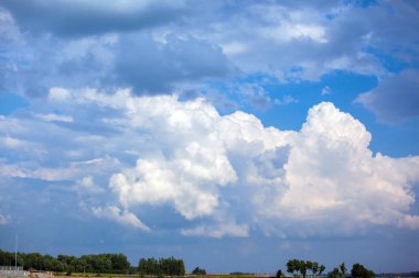 mavi gökyüzü karşı büyük yemyeşil cumulus bulutları