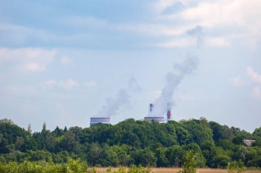 Termoelektrik güç istasyonu yeşil orman arka plan üzerinde duman