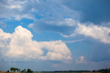 mavi gökyüzü karşı büyük yemyeşil cumulus bulutları
