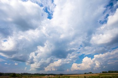 mavi gökyüzü karşı büyük yemyeşil cumulus bulutları