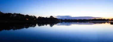 dusk, uzun pozlama, panorama gölde tarafından orman