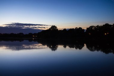 orman göl alacakaranlıkta, uzun pozlama